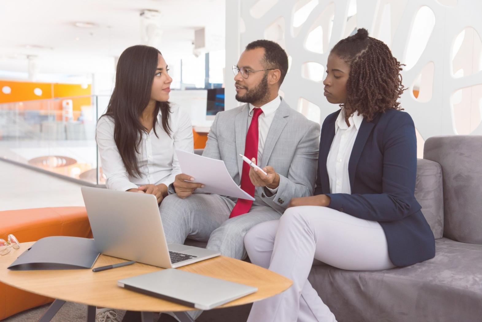 Instructor leading interactive financial research workshop session